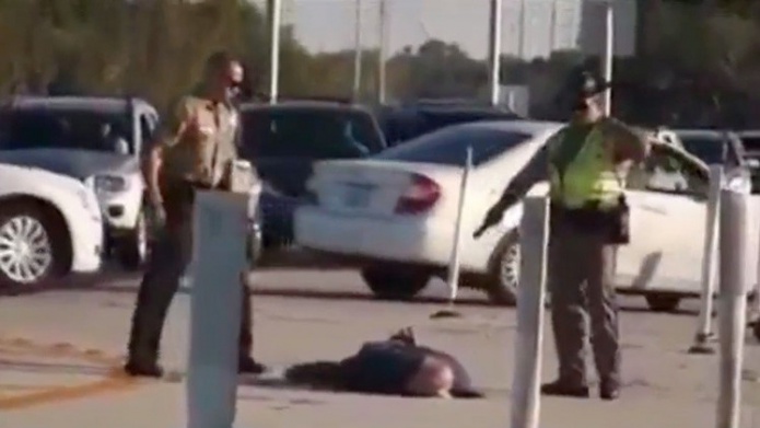 PolicÃ­as atacan a un anciano con un arma paralizante de 50.000 voltios en EE.UU.