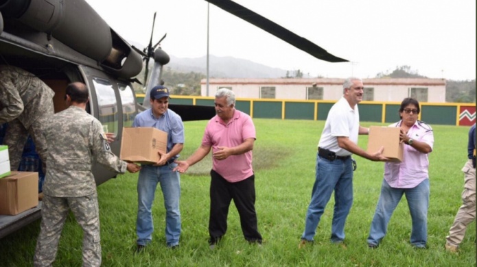 Gobernador llega a Jayuya para entregar suministros