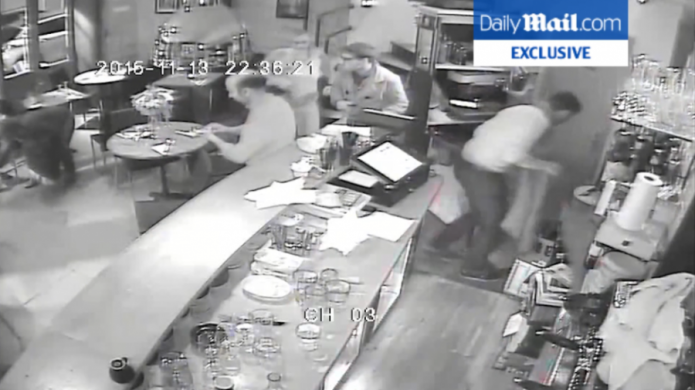 Video muestra a un terrorista en ParÃ­s apuntÃ¡ndole con un arma a una mujer