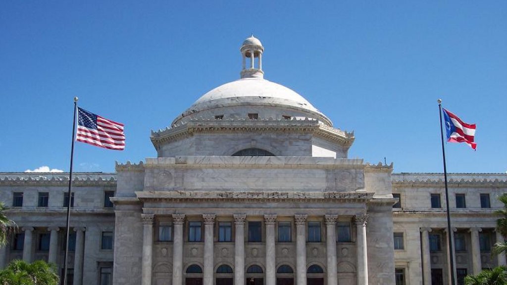  Llega corriendo al capitolio, rompe una puerta y se atrinchera en la cocina por que &ldquo;lo iban a matar&rdquo; 