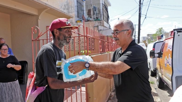 Secretario de Hacienda entrega suministros en Barrio Obrero