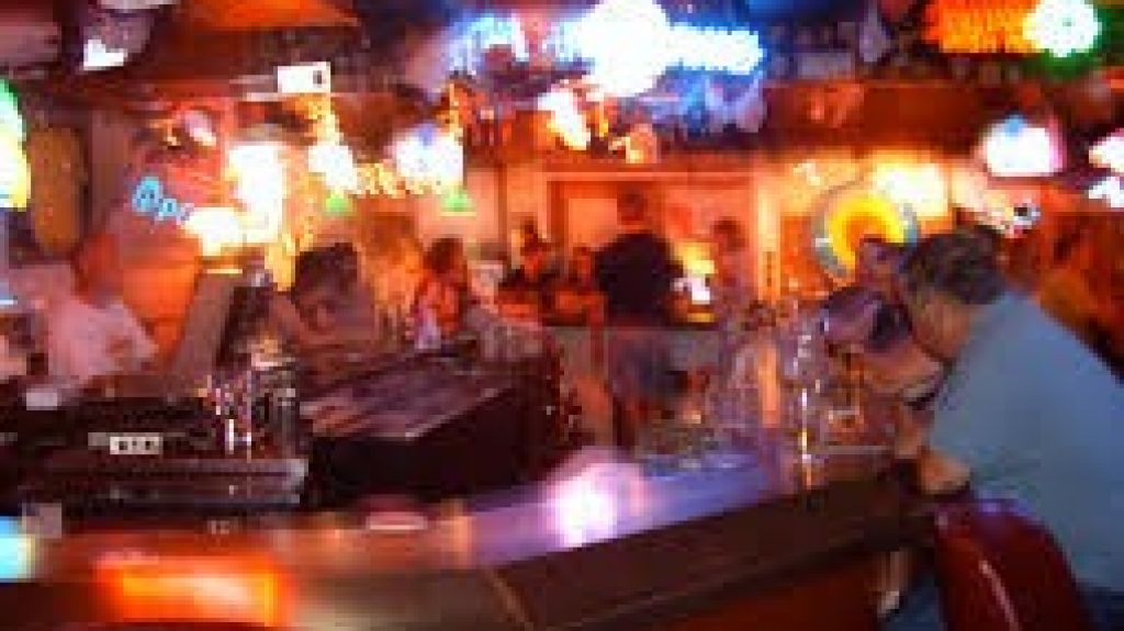  Cierre a las 2:00 de la madrugada estrangular&iacute;a econom&iacute;a, alega l&iacute;der detallista 