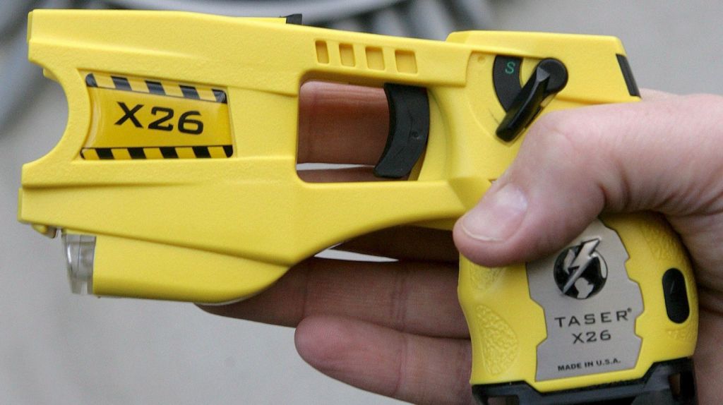  Piden a FBI investigue incidente de 11 descargas con pistola "taser" 