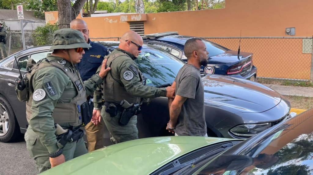  Video:Desmantelan banda criminal y arresta a diez en Los Lirios de Cupey 