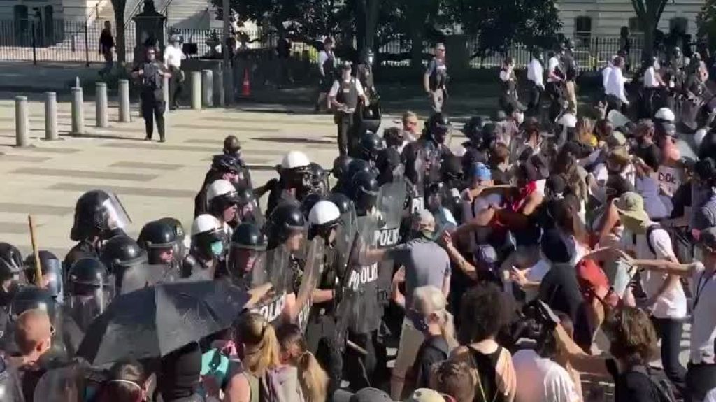  Video:Manifestantes se enfrentan con la Polic&iacute;a afuera de la Casa Blanca 