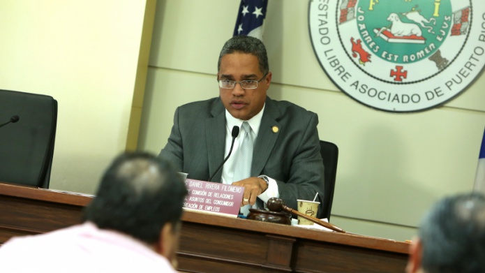 Senador se une a protesta en contra de venta de terrenos en Ceiba