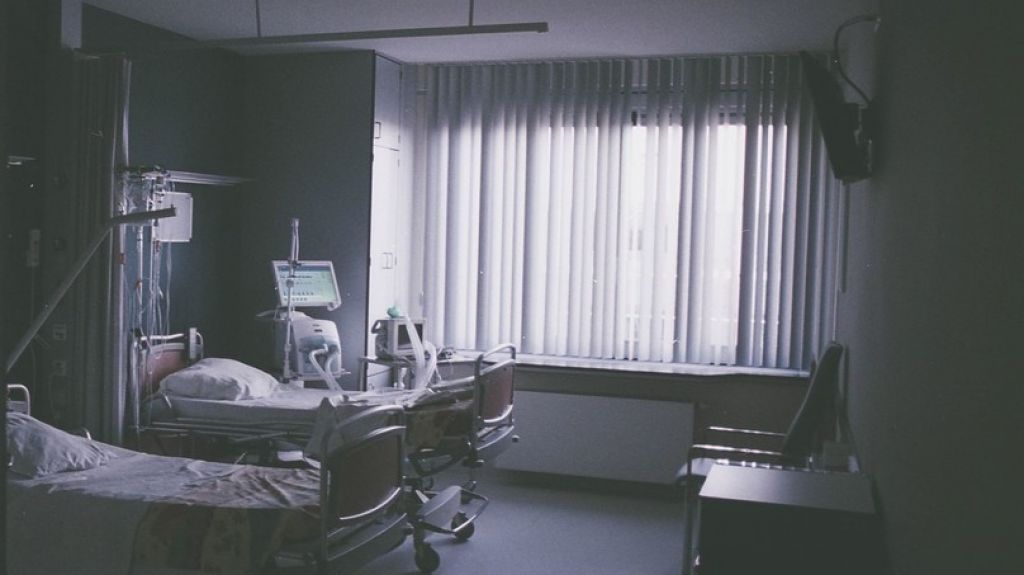  Video:Asesinos vestidos de m&eacute;dico y polic&iacute;a entran en un hospital y matan a un recluso en Ecuador 