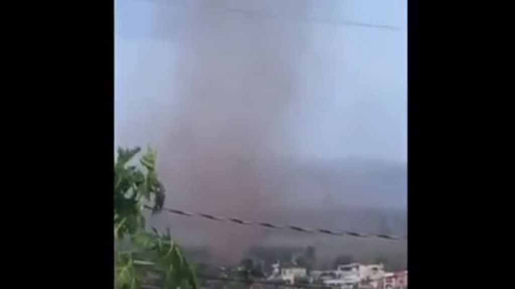  Video Sobre 100 mil dólares en daños por el Tornado de ayer en Lajas 