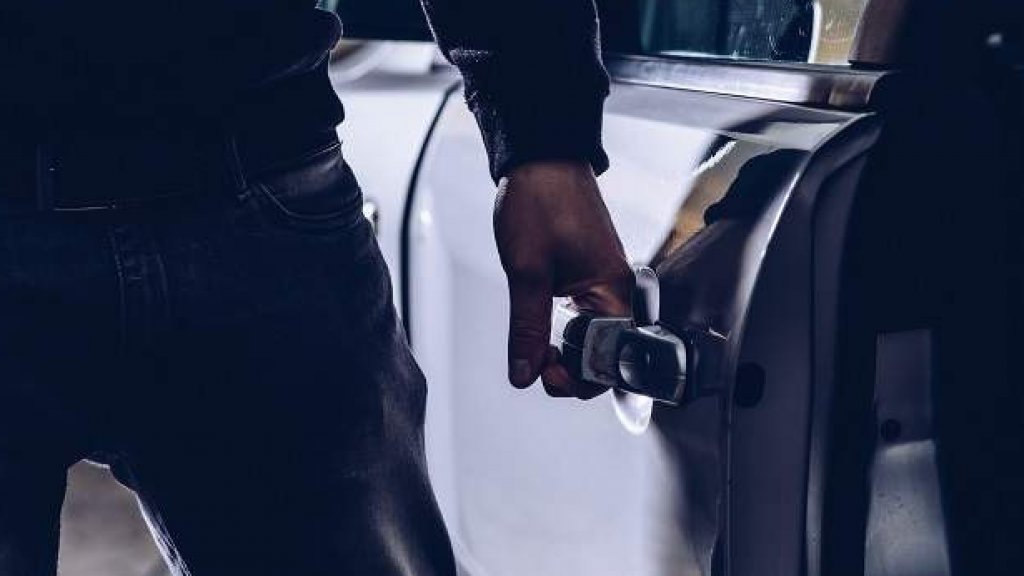  Deja las llaves sobre el mostrador de un negocio y le roban el auto 