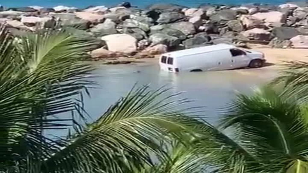  Video: Veh&iacute;culo cae al mar en playa de Aguadilla 