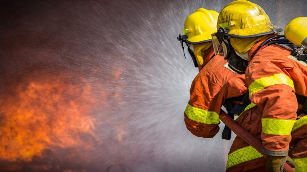  Incendio destruye un negocio y dos residencias en Ponce 