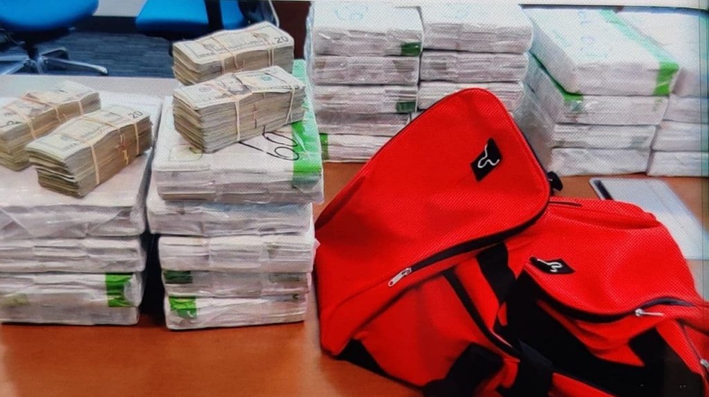  Municipales de San Juan incautan dos millones de d&oacute;lares en una intervenci&oacute;n 