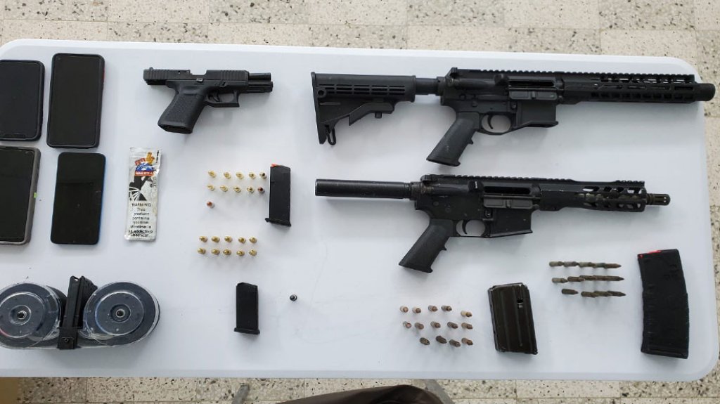  Fotos: Intervenci&oacute;n de tr&aacute;nsito en Mayag&uuml;ez deja dos arrestados por armas y drogas 