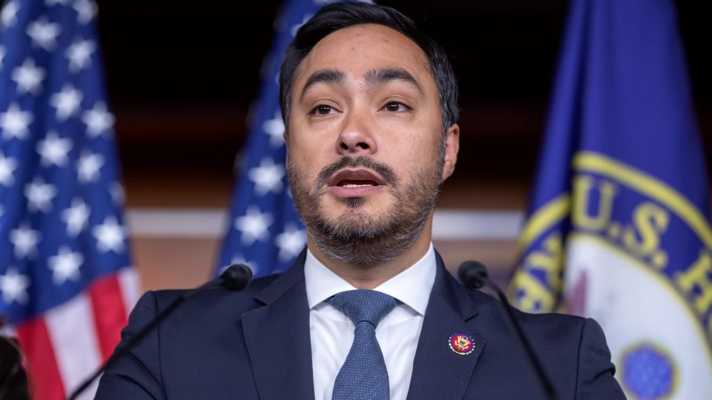  Congresista Castro reconoce menor atenci&oacute;n de la violencia policial a latinos 