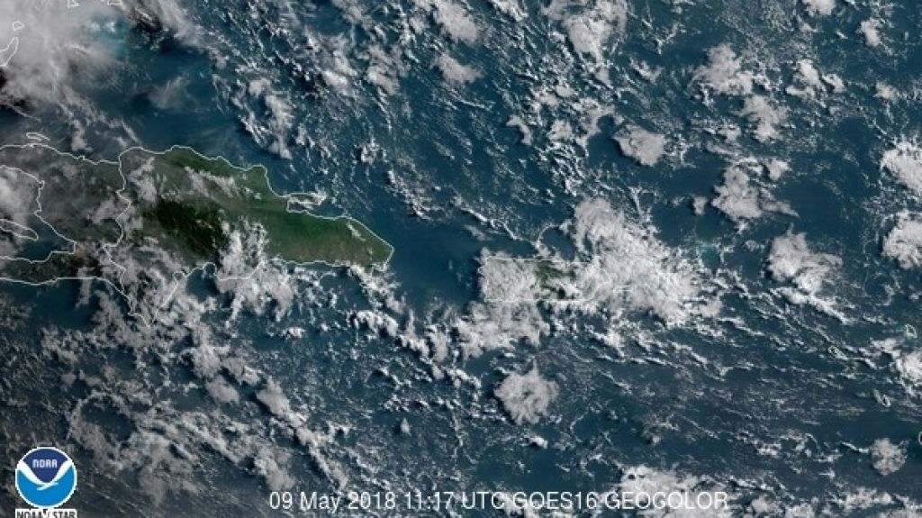  D&eacute;bil disturbio se desplaza desde el este, a trav&eacute;s de las islas 
