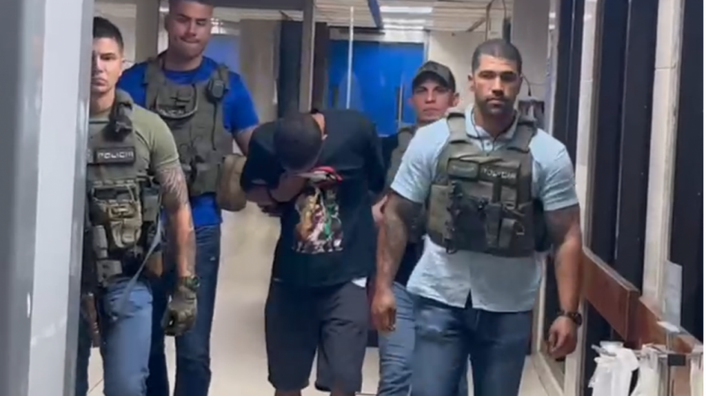  Video: Ahora arrestan a uno de Los Mas Buscados frente a playa de Isla Verde 