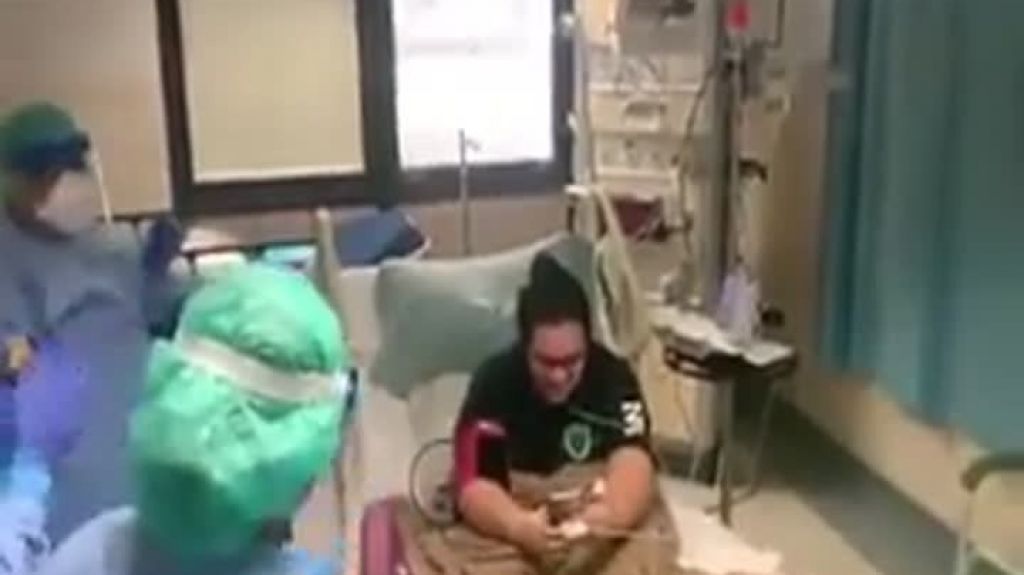  Video: Momento en que celebran en Centro M&eacute;dico primera paciente en vencer el COVID-19 
