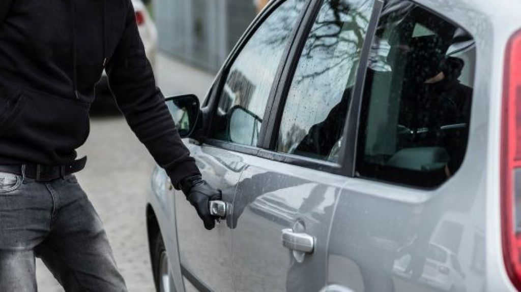  Roban auto en estacionamiento de megatienda en Hatillo 