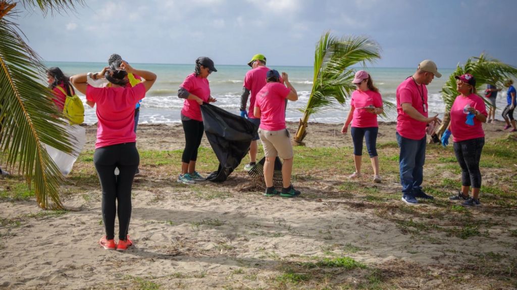  Video: “Mete mano” la primera dama Beatriz Rosselló junto a voluntarios para limpiar playa Punta Santiago 