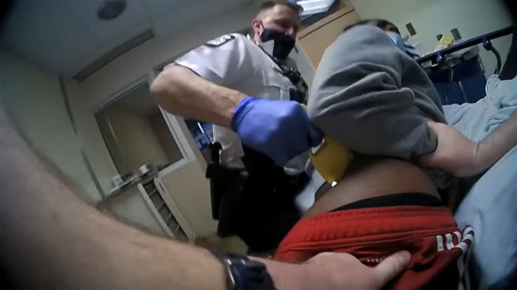  VIDEO: Forcejeo entre la Polic&iacute;a y un hombre en un hospital de EE.UU. termina en un tiroteo y con la muerte del sospechoso 