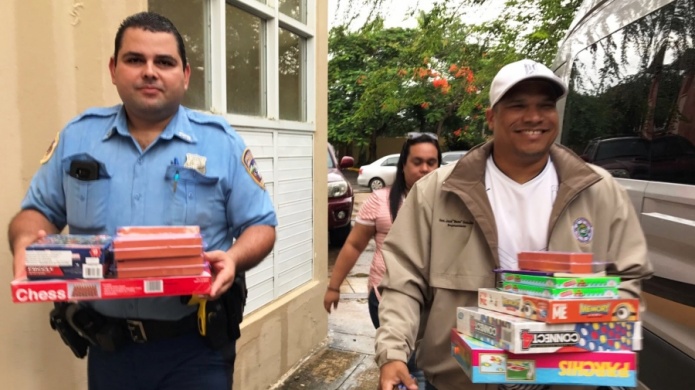 Representante lanza campaÃ±a para llevar juguetes a niÃ±os refugiados en Arecibo