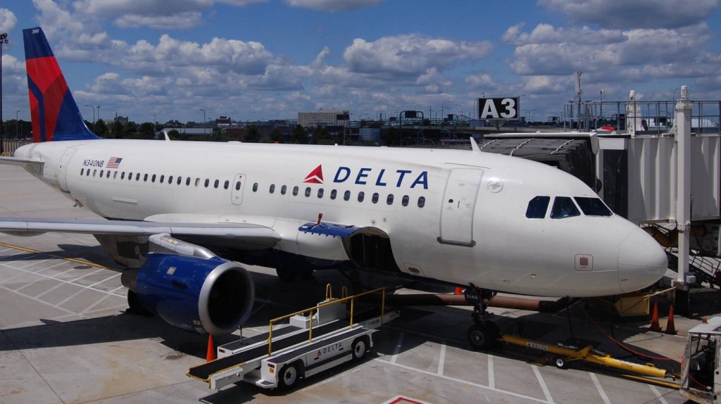  Federales acusan a 3 mujeres que agredieron personal de avión que viajaba a Puerto Rico 