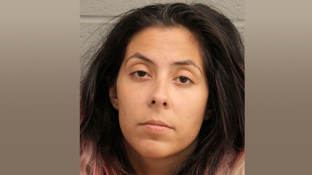  Una mujer acusada de matar al hijo de su pareja se enfrenta a posible pena capital en EE.UU. 