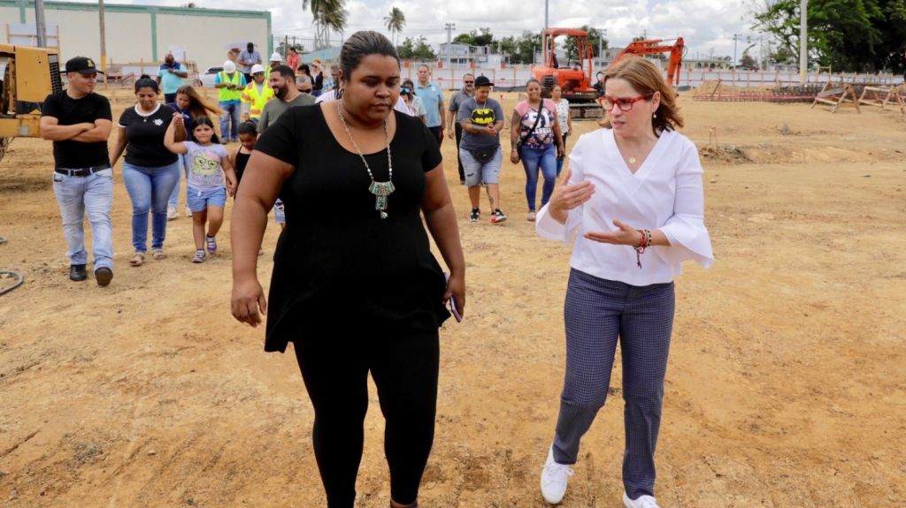  Alcaldesa inspecciona trabajos de reconstrucci&oacute;n de residencias en Villa Esperanza en Cantera 