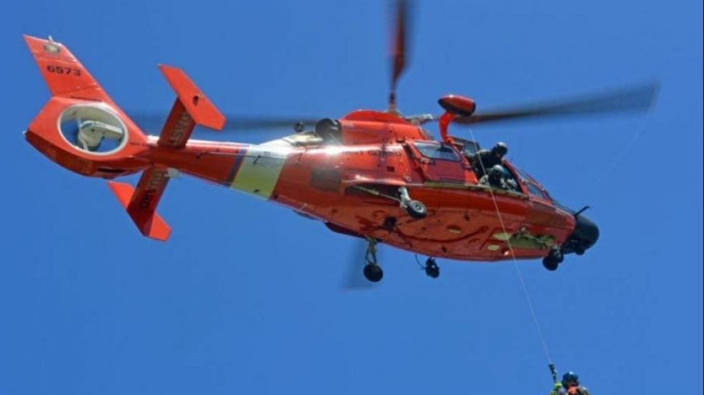  Mujer rescatada en Aguadilla por el helic&oacute;ptero de la Guardia Costanera 