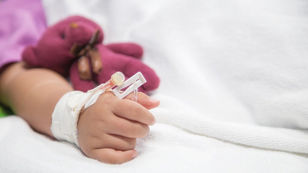  Ni&ntilde;o de dos a&ntilde;os resulta con quemaduras al virarse olla con agua caliente 