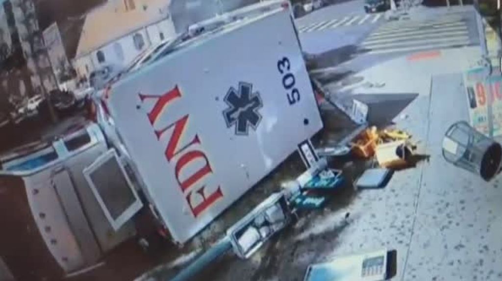  Video: 4 heridos al chocar 2 ambulancias en New York 