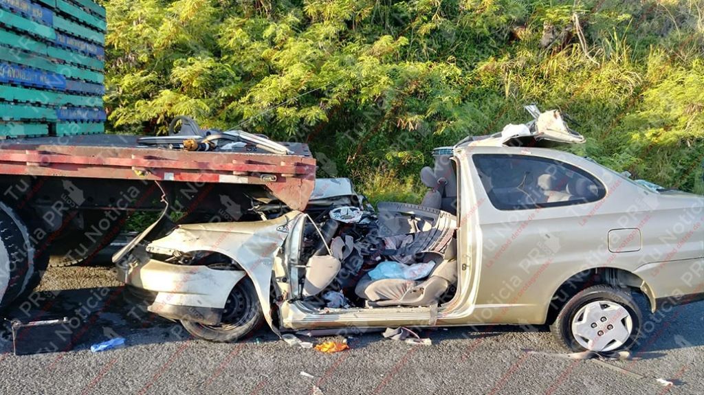  Video: As&iacute; qued&oacute; el auto de un conductor que choc&oacute; con un cami&oacute;n esta ma&ntilde;ana en Hatillo 