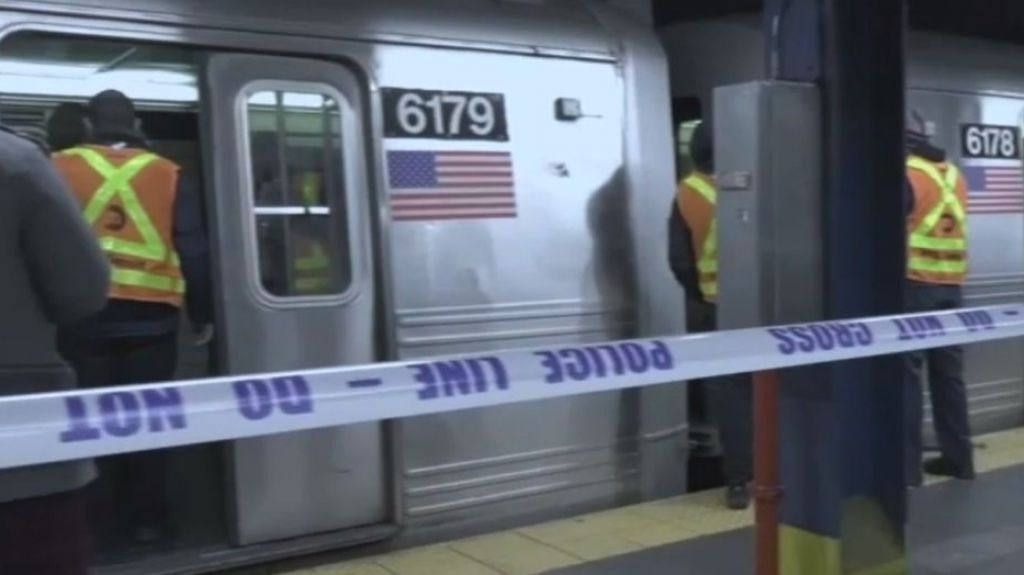  Dos amigas borrachas caen a v&iacute;as del Subway en Brooklyn. &ldquo;Se o&iacute;a el crujir de los huesos&rdquo;, dice testigo 