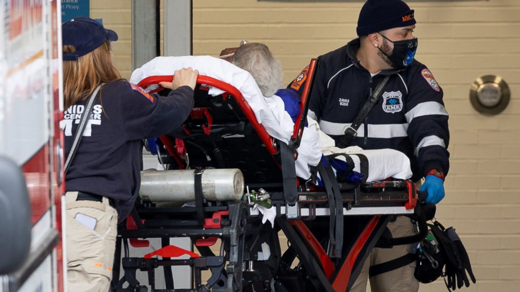  EEUU se aferra al uso de mascarilla ante disparada de contagios de COVID-19 