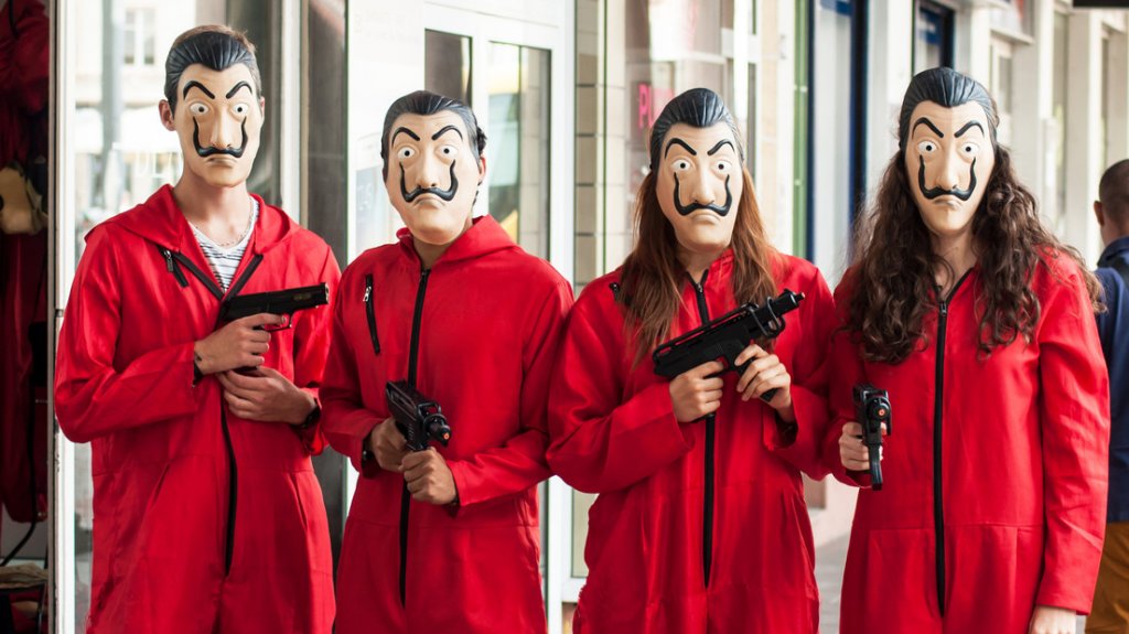  Dos menores italianos se disfrazan como los protagonistas de &ldquo;La casa de papel&ldquo; y los vecinos llaman asustados a la Polic&iacute;a 