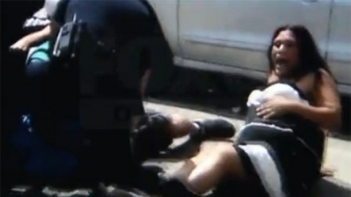 PolicÃ­as de Denver golpean a sospechoso ante su esposa embarazada