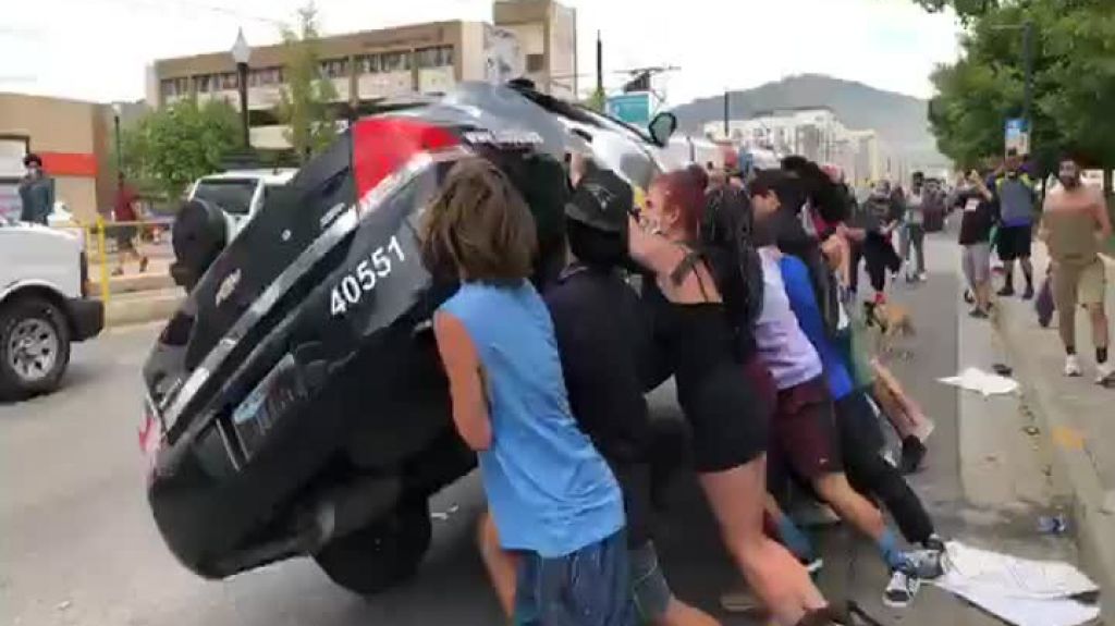  Video: Momento en que manifestantes Vuelcan y vandalizan una patrulla 