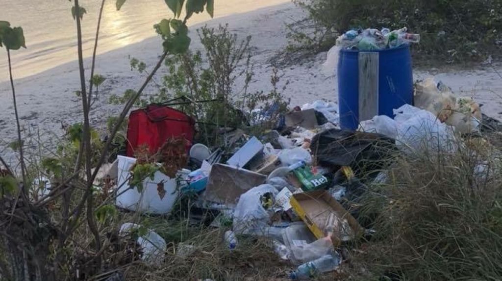  Fotos: Dejan como vertedero playa La Jungla en Guánica 