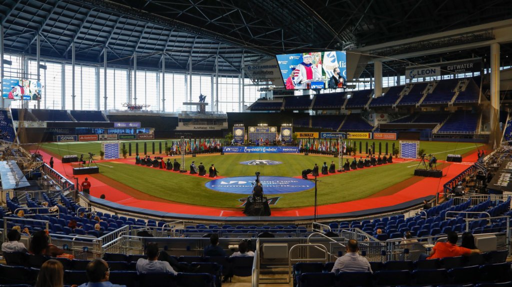  En tres ceremonias presenciales se grad&uacute;an 14.000 estudiantes en Miami 