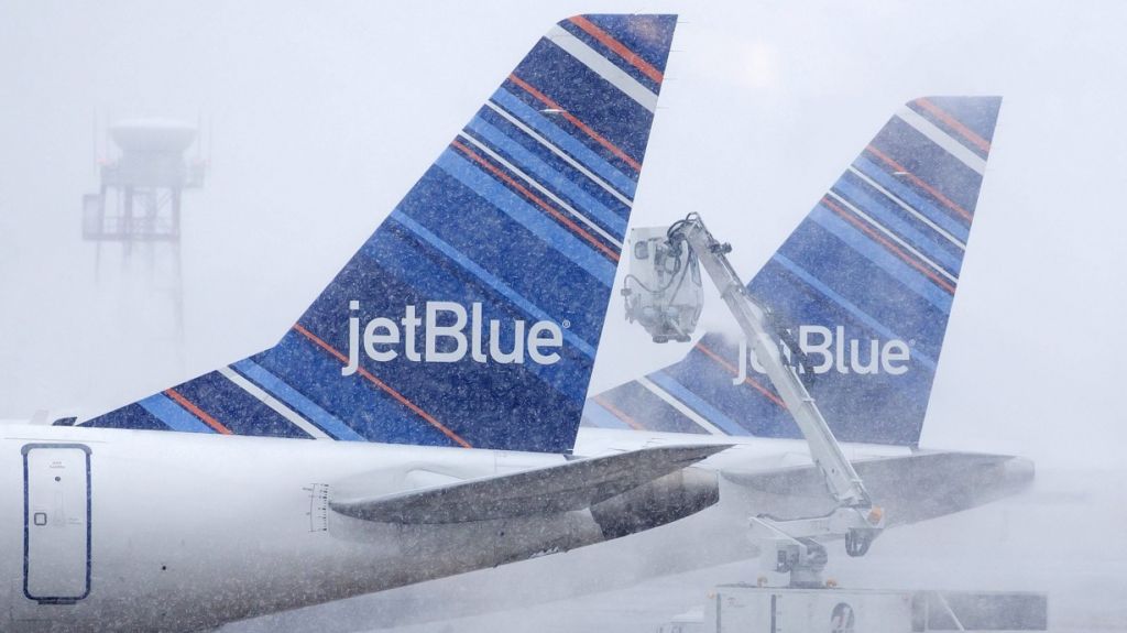  Tres muertos y m&aacute;s de un millar de vuelos cancelados en EE.UU. por tormenta 