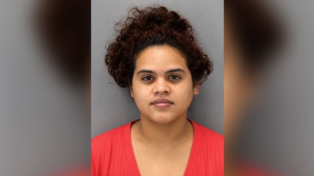  Acusan a mujer tras apropiarse de una guagua en gasolinera de Guaynabo 