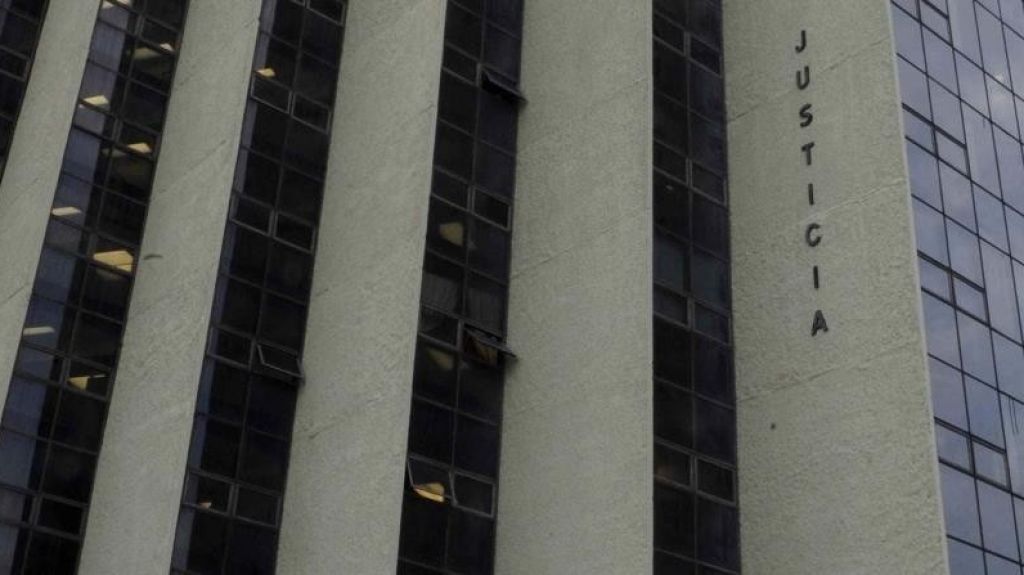  Justicia presenta 139 cargos contra matrimonio por delitos de fraude 