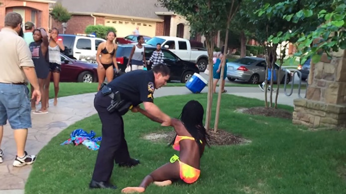 Video: PolicÃ­a de EE.UU. arresta brutalmente a una afroamericana de 14 aÃ±os en una fiesta