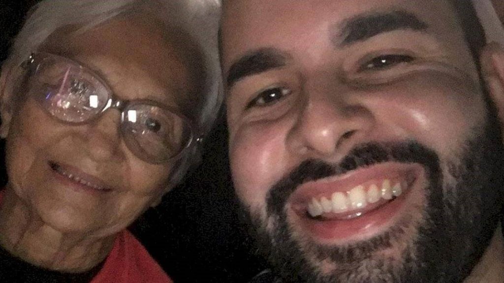  Video: J&oacute;venes cumplen sue&ntilde;o de su abuelita, ir juntos a ver a Daddy Yankee 