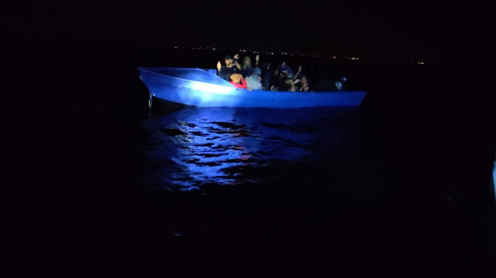  Detienen a un grupo de indocumentados en una yola en A&ntilde;asco 