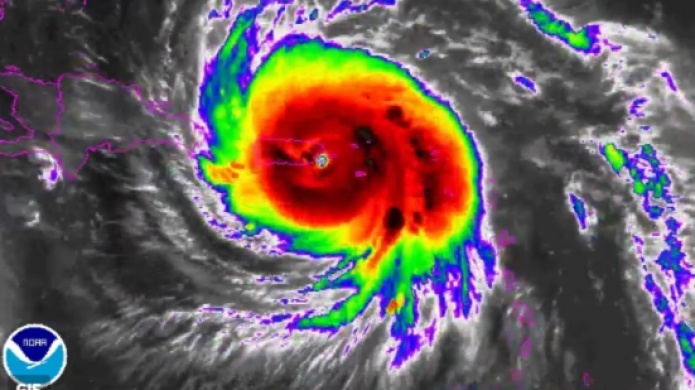 Disminuye sus vientos sostenidos a 145 millas por hora y su velocidad aumenta a 13 millas