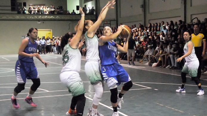 Juanas del Colegio se quedan con el invicto de la Mangual