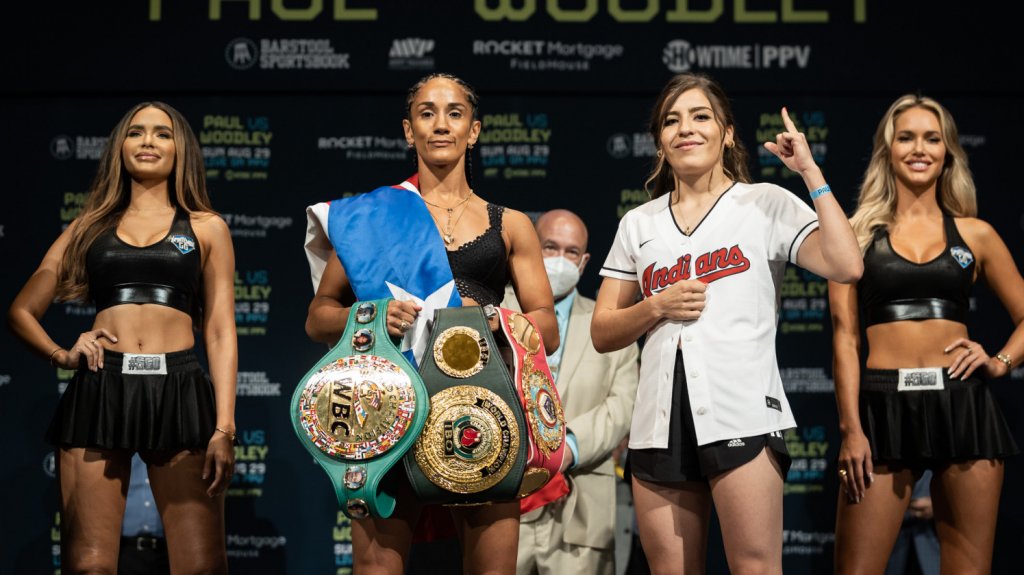  Cumplen el pesaje Amanda Serrana y Yamileth Mercado para su combate de esta noche 