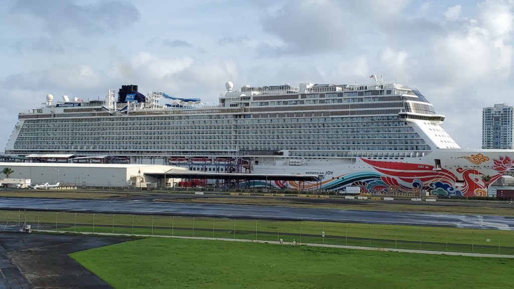  Paradas t&eacute;cnicas prolongadas de dos cruceros dejan dos millones de d&oacute;lares a la econom&iacute;a local 