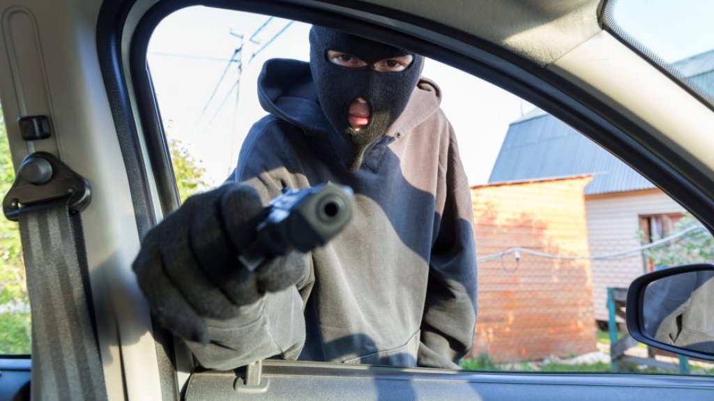  A punta de pistola le roban el auto a una mujer en Calle Lo&iacute;za 